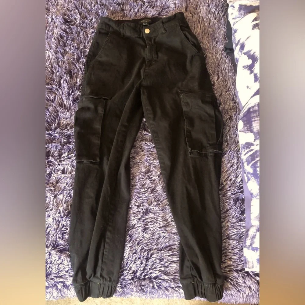 Black urban planet cargo joggers. Size small but fits as an extra small. - Picture 2 of 3